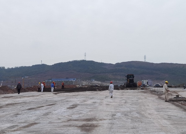 路基水穩(wěn)層鋪設(shè)現(xiàn)場。重慶市渝北區(qū)建設(shè)管理事務(wù)中心供圖