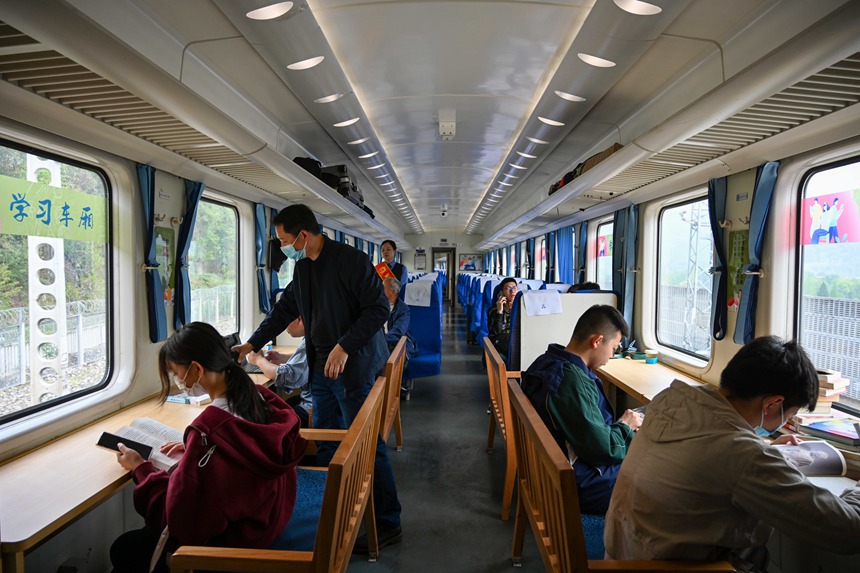 搭乘火車的旅客正在閱讀。鐘潔攝