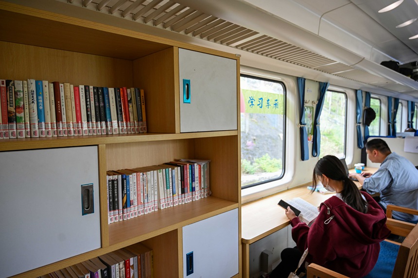 搭乘火車的旅客正在閱讀。鐘潔攝