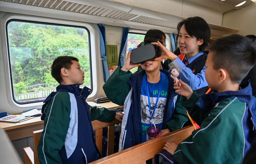 秀山開往重慶北的5610次公益性“慢火車”3號車廂列車書屋。鐘潔攝