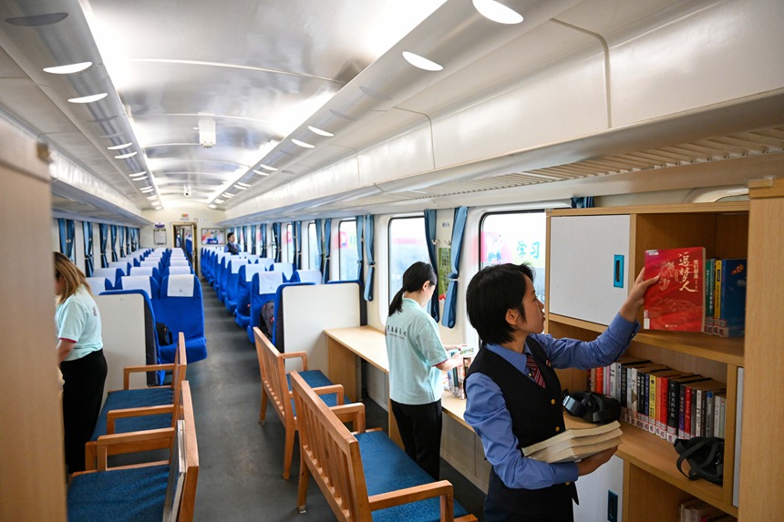 重慶客運段、重慶圖書館的志愿者們正在對列車書屋的圖書做最后的調(diào)整。鐘潔攝