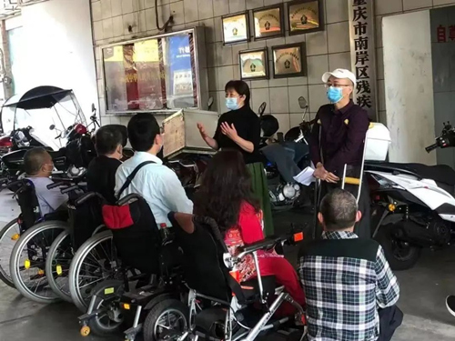 李紅纓（中）傾聽殘疾人群體需求，普及法律知識(shí)。南岸區(qū)殘聯(lián)供圖