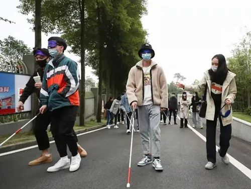 殘聯(lián)定期組織殘疾人體驗(yàn)感受無(wú)障礙設(shè)施帶來(lái)的便利。南岸區(qū)殘聯(lián)供圖