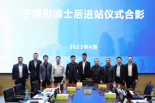 進(jìn)站儀式合影。重慶市人力資源開(kāi)發(fā)服務(wù)中心供圖