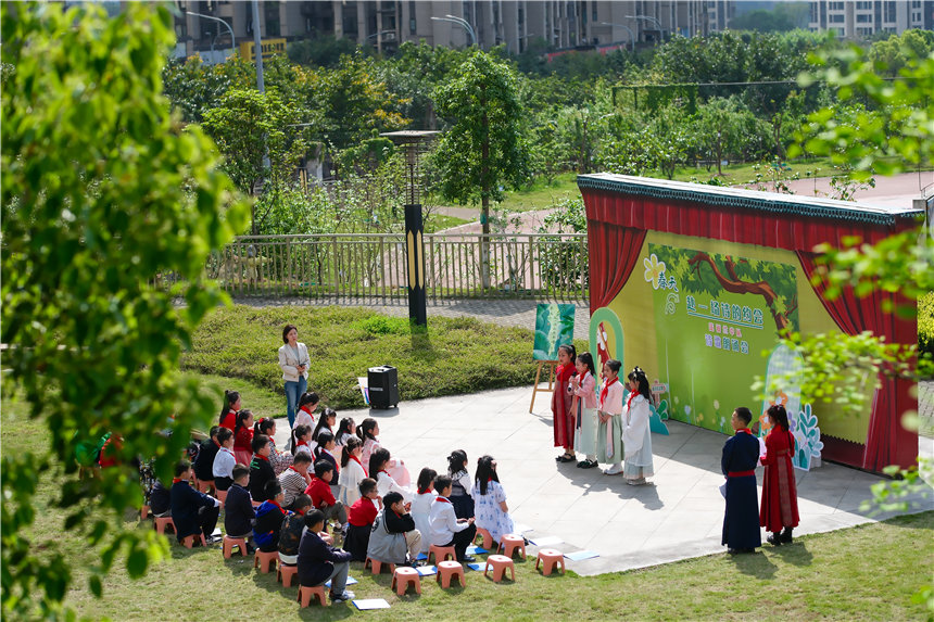 南坪實(shí)驗(yàn)外國語小學(xué)舉行詩歌朗誦會(huì)。郭旭攝