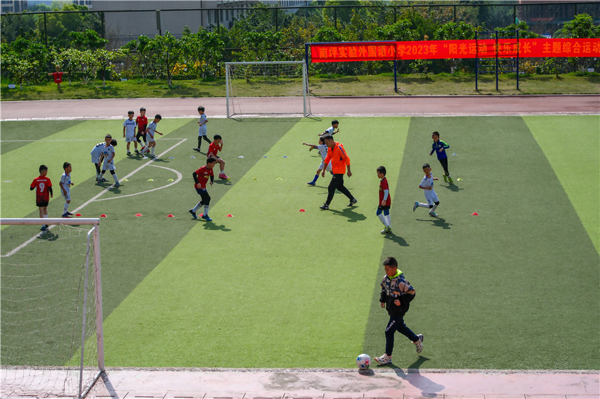課后延時(shí)班上，足球小將們盡情奔跑在綠茵場。郭旭攝