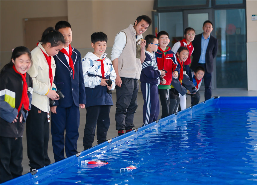 學(xué)生們在“水上航模興趣小組”進(jìn)行比賽。郭旭攝