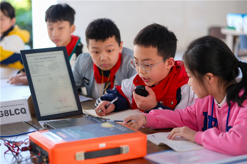 在南坪實(shí)驗(yàn)外國語小學(xué)，學(xué)生們在無線電測向社團(tuán)樂享課后時(shí)光。郭旭攝
