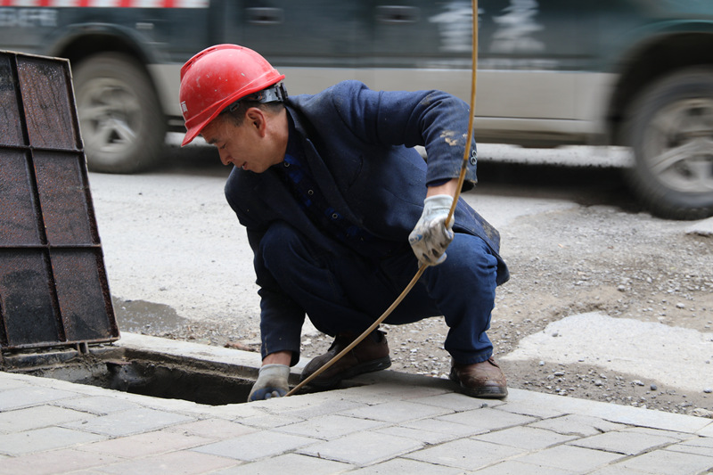 楊前海在工地上干活。楊夏麟攝