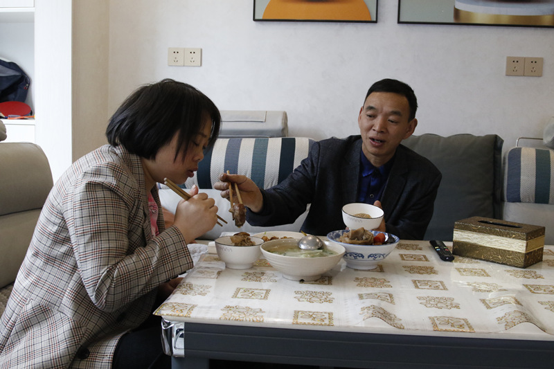 楊前海吃飯時(shí)為妻子陳長軒夾菜。楊夏麟攝