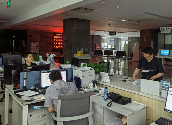 沙坪壩區(qū)交通政務(wù)服務(wù)窗口為企業(yè)提供“周末辦”服務(wù)。沙坪壩區(qū)交通局供圖