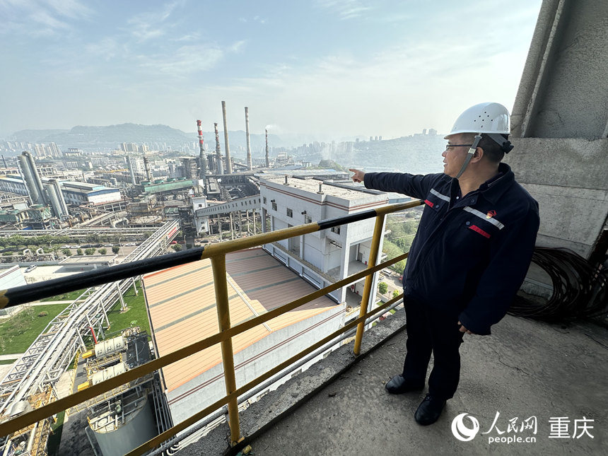 視線遠(yuǎn)處為合成氨老廠區(qū)，近處為合成氨新廠區(qū)。人民網(wǎng) 劉政寧攝