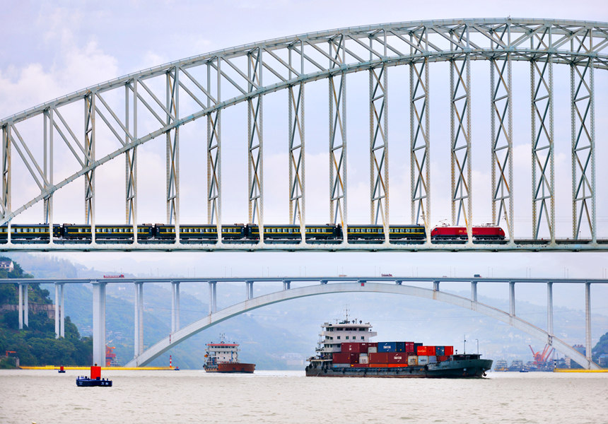 長江萬州段，鐵水聯(lián)運(yùn)運(yùn)輸繁忙。付作僑攝