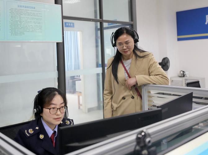 涪陵區(qū)稅收營商環(huán)境體驗師現(xiàn)場了解納稅服務咨詢公開電話接線過程。馬曉敏攝