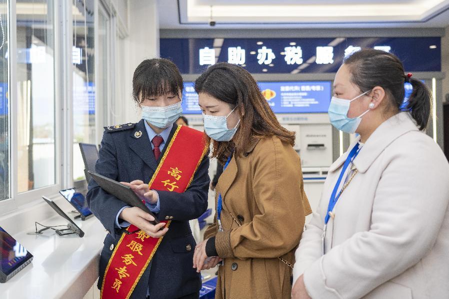 在川渝高竹新區(qū)稅費征管服務中心，稅務人員為稅收營商環(huán)境體驗師演示通過“問辦一體”服務平板辦理涉稅業(yè)務。郭睿攝