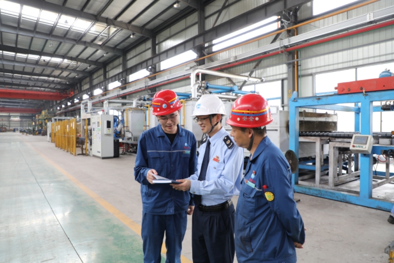 銅梁區(qū)稅務(wù)人員走進(jìn)重慶紅巖方大汽車懸架有限公司，了解企業(yè)轉(zhuǎn)型升級(jí)情況，宣傳講解環(huán)保稅等稅收優(yōu)惠政策。殷淑雅攝