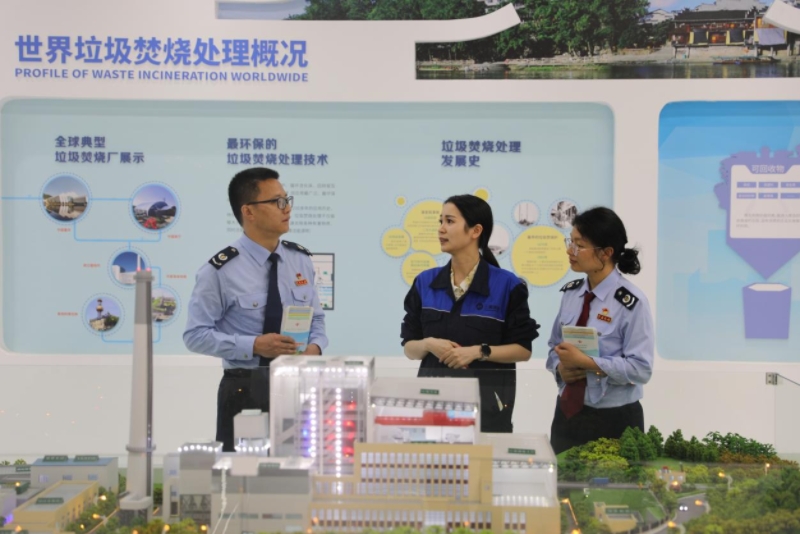 秀山縣稅務(wù)人員走進(jìn)該縣三峰新能源有限公司了解企業(yè)綠色生產(chǎn)工藝，宣傳環(huán)境保護(hù)稅等稅收優(yōu)惠政策。何川攝