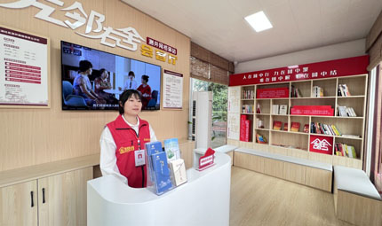                                           重慶江北：小網(wǎng)格兜住群眾家門口的幸福                            胡虹 2023年04月22日                              4月20日，天氣悶熱，眼看一場(chǎng)暴雨就要落下。重慶市江北區(qū)大石壩街道石油社區(qū)的專職網(wǎng)格員左佳佳在社區(qū)里忙得不可開(kāi)交。如無(wú)特殊工作安排，每個(gè)工作日下午2點(diǎn)至4點(diǎn)半，她會(huì)在網(wǎng)格驛站接待群眾，或者主動(dòng)上門聽(tīng)取群眾反映的情況。打開(kāi)她的工作記錄簿，滿篇皆是她入戶走訪...                【詳細(xì)】                           