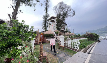                                           重慶涪陵探索“三權(quán)分置”改革 美麗鄉(xiāng)村入畫(huà)來(lái)                            胡虹 2023年04月22日                              “二渡村是世界榨菜第一村，環(huán)境宜人，鄉(xiāng)村氣息濃郁。我租了這個(gè)農(nóng)房，設(shè)計(jì)打造了一個(gè)夢(mèng)想小院，就是想留住鄉(xiāng)愁，讓城里人來(lái)享受愜意的鄉(xiāng)村生活。”正在準(zhǔn)備午飯的張麗麗介紹道。雨后的涪陵，天藍(lán)水清、田間綠意盎然……一派生機(jī)勃勃。                【詳細(xì)】                           