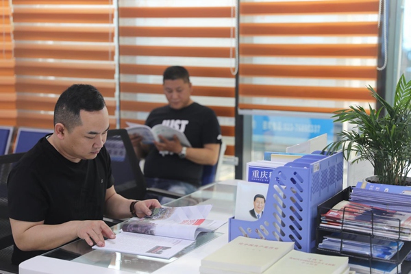 在秀山縣辦稅服務(wù)廳的圖書角，前來辦稅的市民正在閱讀書籍、等待叫號。何川攝