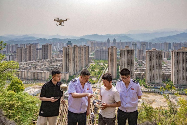 近日，在重慶市南川區(qū)稅務(wù)人員走訪問需中，睿宇時空科技(重慶)有限公司的技術(shù)人員用無人機(jī)向稅務(wù)人員演示航拍測繪。彭應(yīng)忠攝