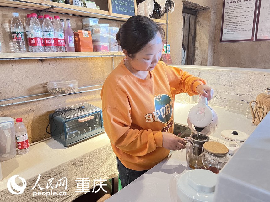 陳燕正在泡茶。人民網(wǎng) 胡虹攝