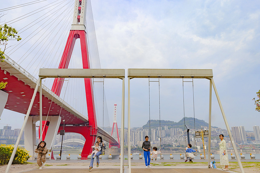 市民在櫻花渡公園蕩秋千。曾英豪攝