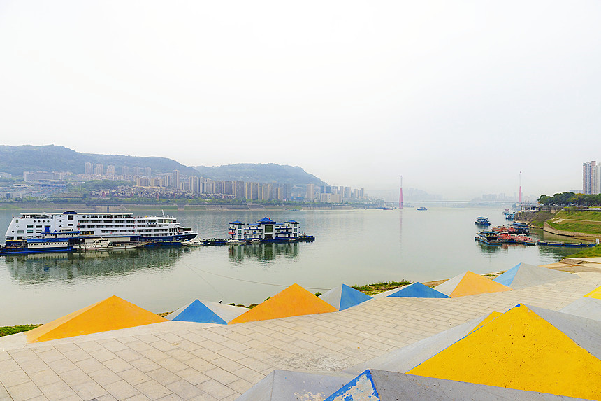 行走在煙波堤，隨時能觀賞萬州江景。曾英豪攝