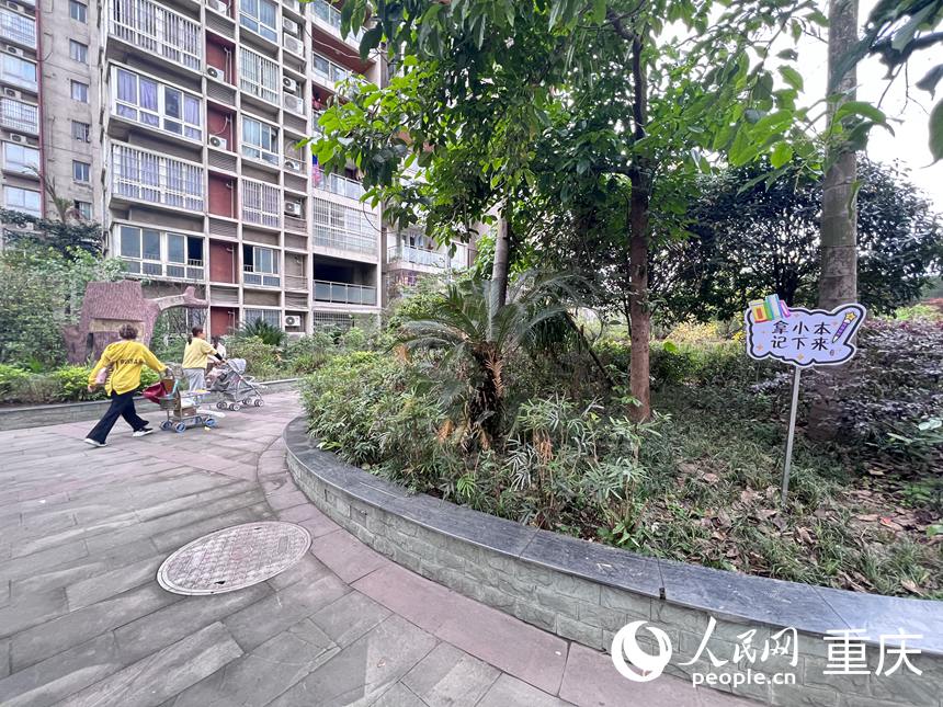 宏康浩宇小區(qū)環(huán)境整潔，綠植盎然。人民網(wǎng) 胡虹攝