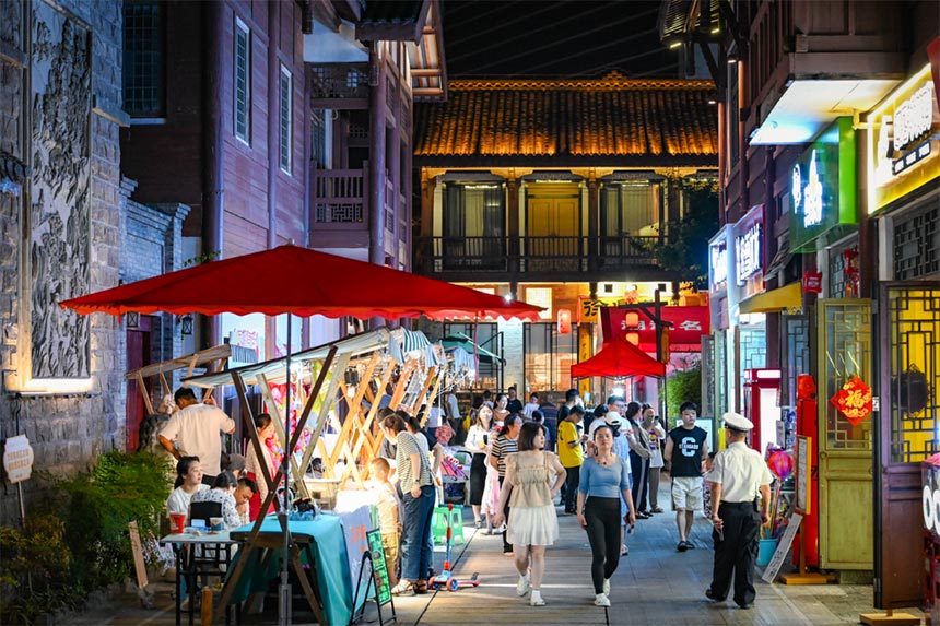 市民打卡西流沱小鎮(zhèn)夜市。鄒樂攝