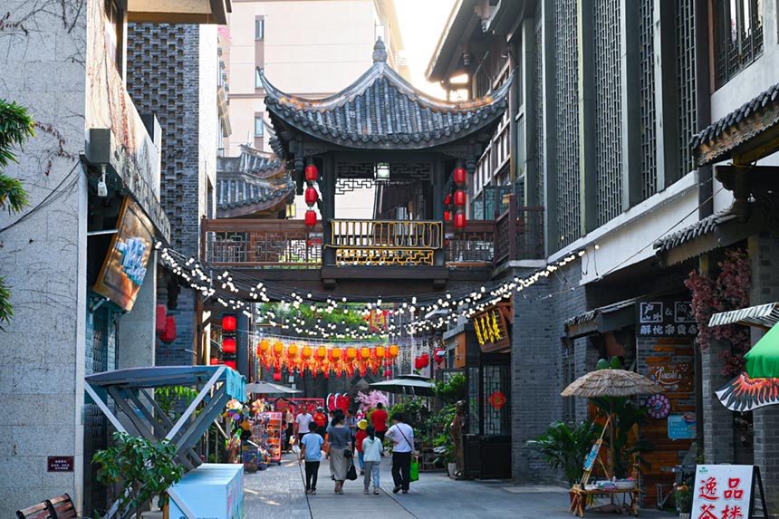 亭臺廊橋下，西流沱小鎮(zhèn)游客絡繹不絕。鄒樂攝