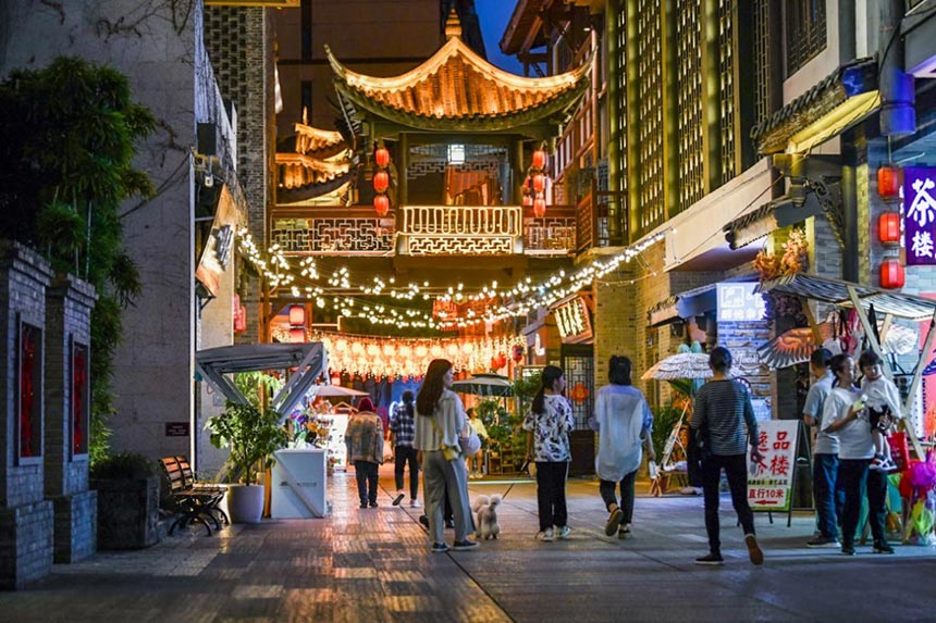 西流沱小鎮(zhèn)的亭臺(tái)廊橋亮起絢麗燈光。鄒樂攝