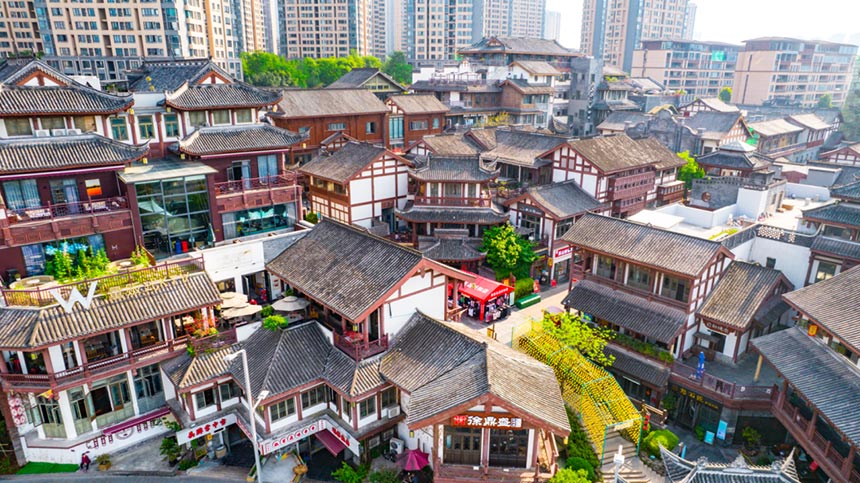 西流沱小鎮(zhèn)以吊腳樓為主體，承載著老重慶記憶。鄒樂攝