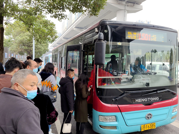 軌道微電園站至融創(chuàng)文旅城1501公交線路加密班次。北部公交供圖