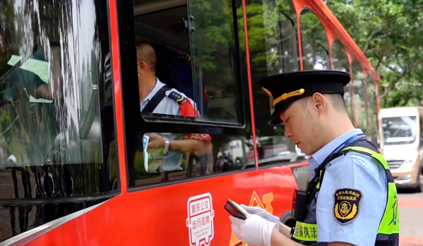 執(zhí)法人員在磁器口景區(qū)加強執(zhí)法。沙坪壩區(qū)交通局供圖