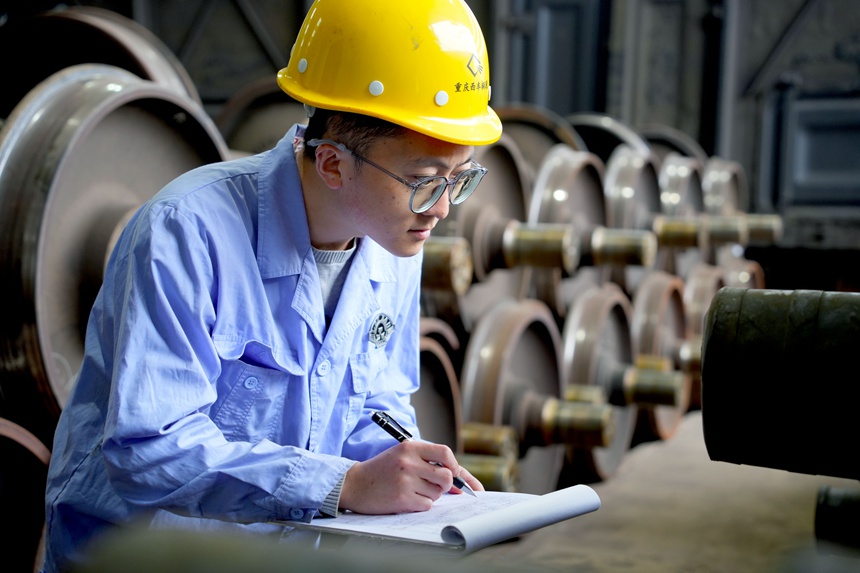 車輛鉗工正在進(jìn)行防洪車輛輪對清查作業(yè)。吳晉超攝