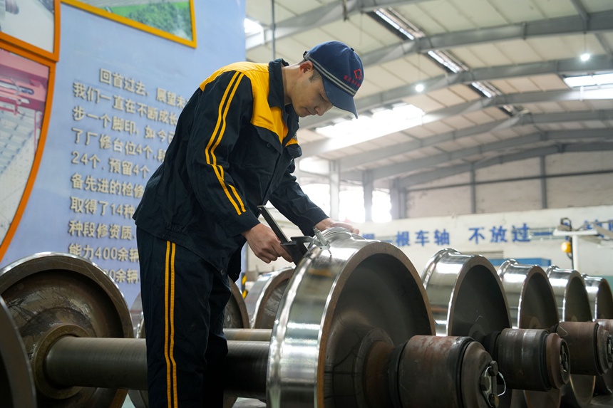 輪軸裝修工正在進(jìn)行輪對(duì)測(cè)量作業(yè)。吳晉超攝