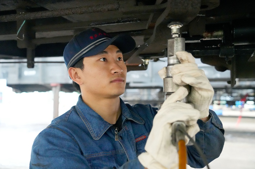 鉚工正在底體架鉚接作業(yè)。吳晉超攝