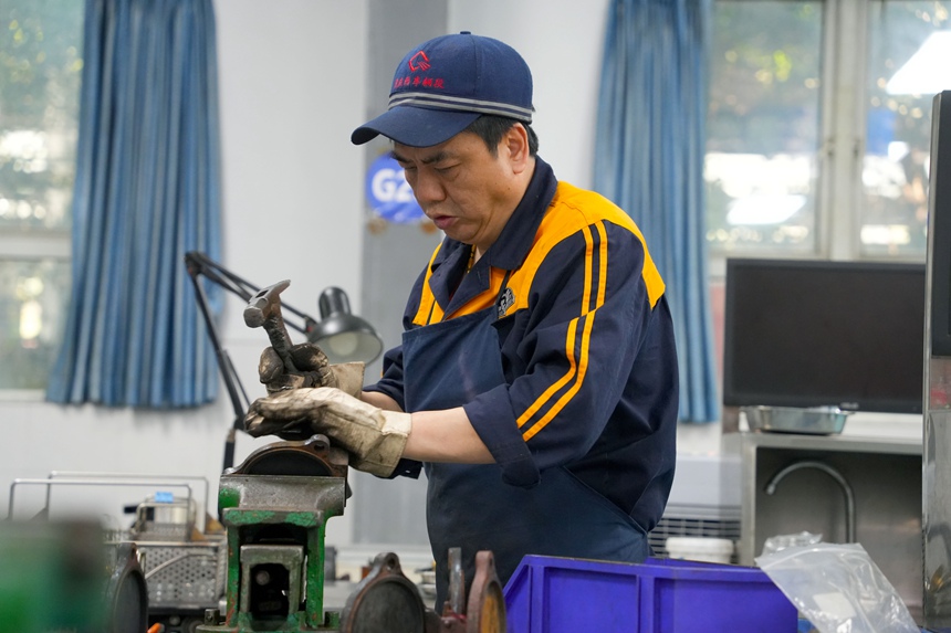制動(dòng)鉗工正在進(jìn)行制動(dòng)閥分解作業(yè)。吳晉超攝