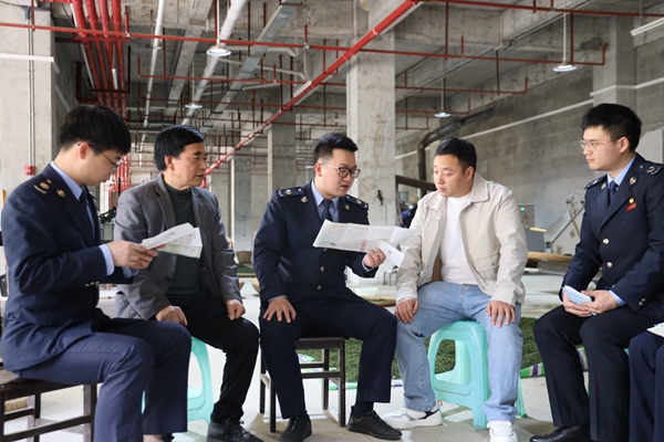 4月12日，城口縣“巴山稅務(wù)急先鋒”青年服務(wù)隊(duì)走進(jìn)涉農(nóng)企業(yè)講解稅費(fèi)優(yōu)惠政策