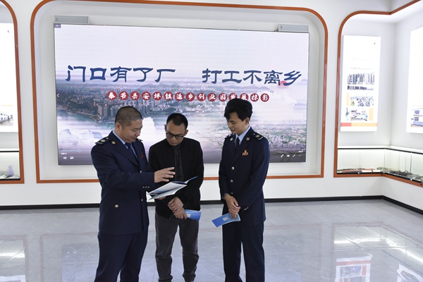 在奉節(jié)縣農(nóng)民工返鄉(xiāng)創(chuàng)業(yè)園區(qū)，該縣稅務(wù)局“詩(shī)橙稅音”宣傳服務(wù)隊(duì)員向扶貧車(chē)間負(fù)責(zé)人宣講稅惠政策。劉銳攝