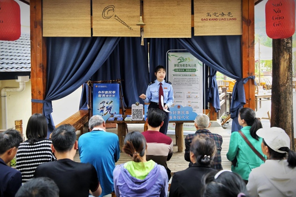 巫溪縣稅務(wù)局“稅有靈溪”宣傳隊(duì)在龍池村院壩內(nèi)為村民們宣講稅費(fèi)知識(shí)。牛健紅攝