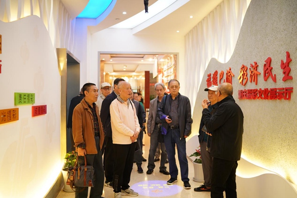 “彩票集藏愛(ài)好者”觀摩重慶福彩文化展廳。重慶福彩供圖