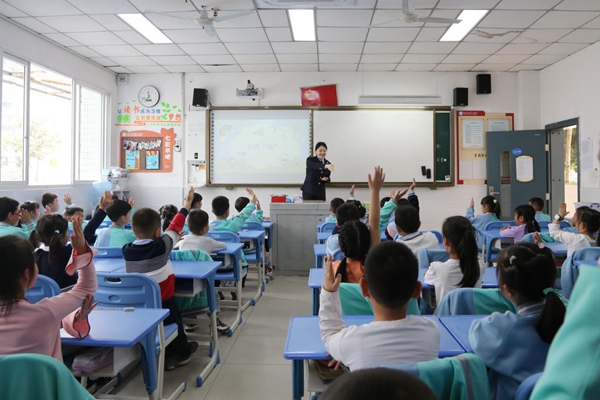 在大渡口區(qū)稅務(wù)局舉辦的普法課堂上，同學(xué)們踴躍舉手發(fā)言。陳語詩攝