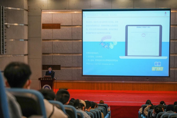 稅務(wù)人員現(xiàn)場為大學(xué)生普法。李靖攝