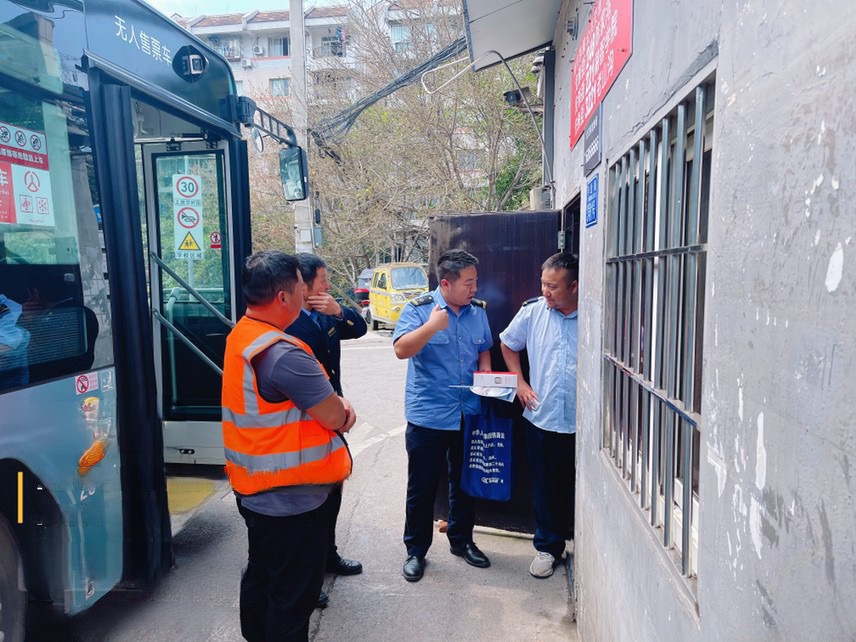 井口站工作人員正在逐門逐戶對(duì)路外安全知識(shí)進(jìn)行宣傳。重慶北車務(wù)段供圖