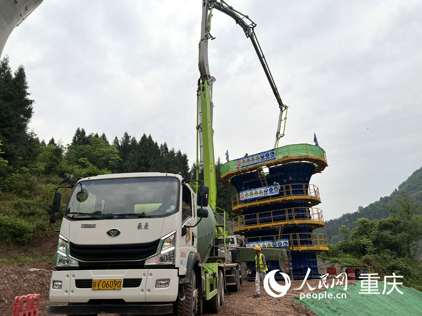 成達(dá)萬(wàn)高速鐵路南河大橋首墩澆筑完成。人民網(wǎng) 胡虹攝