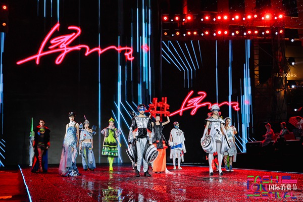 開幕式現(xiàn)場?；顒臃焦﹫D