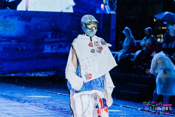 開幕式現(xiàn)場?；顒臃焦﹫D