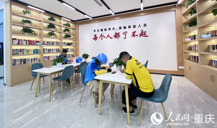                                           重慶巴南有個(gè)暖“新”驛站 外賣小哥兼職反詐宣傳                            胡虹 2023年04月22日                             4月20日，臨近下午3點(diǎn)，剛剛完成配送任務(wù)的外賣小哥李建川停好摩托車，走進(jìn)位于萬(wàn)達(dá)商圈的重慶市巴南區(qū)新就業(yè)群體黨群服務(wù)中心，從冰箱里拿出早上帶來(lái)的便當(dāng)，在微波爐里加熱后開(kāi)始吃自己的午餐。                【詳細(xì)】                           